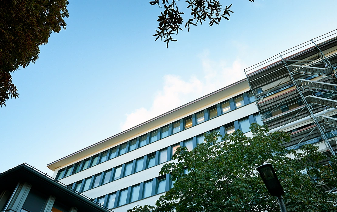 Bürogebäude in Arnsberg Gesims Betoninstandsetzung – Caspar Köchling Bürogebäude in Arnsberg Gesims Betoninstandsetzung – Caspar Köchling