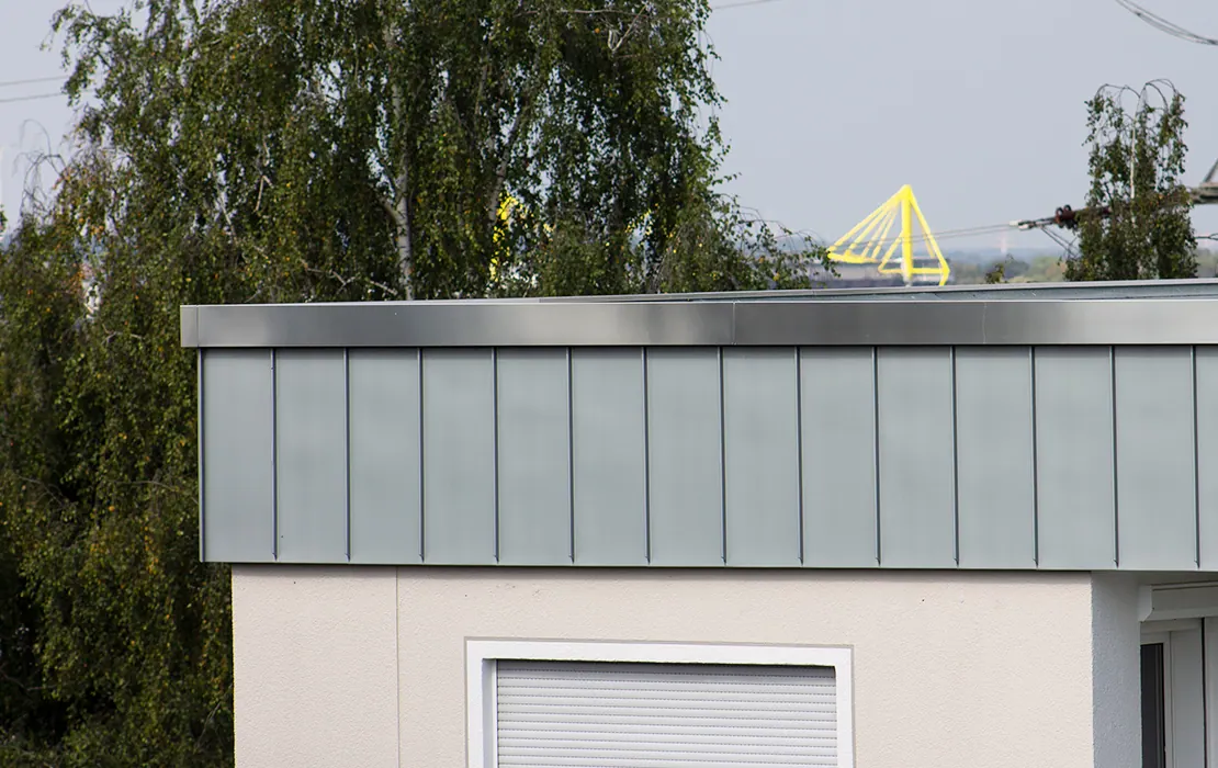 Wohnsiedlung in Dortmund Attikabekleidung Stehfalz – Caspar Köchling Wohnsiedlung in Dortmund Attikabekleidung Stehfalz – Caspar Köchling