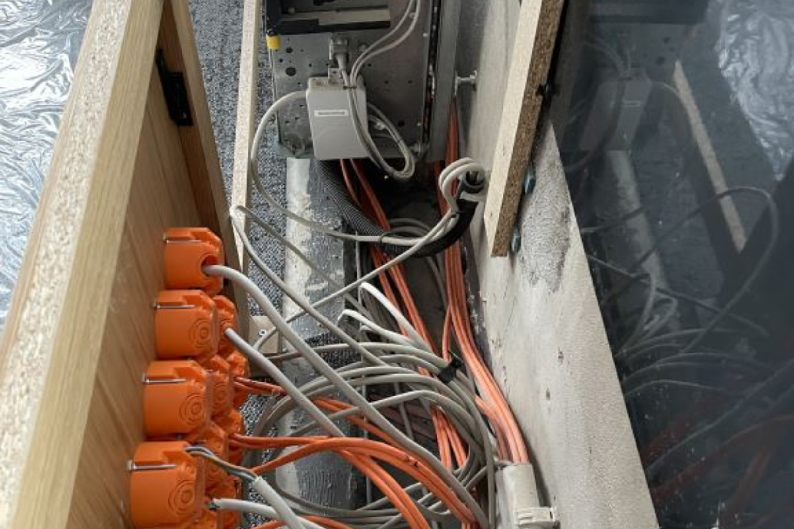Detailansicht Brüstungsverkleidung mit Elektroanschlüssen