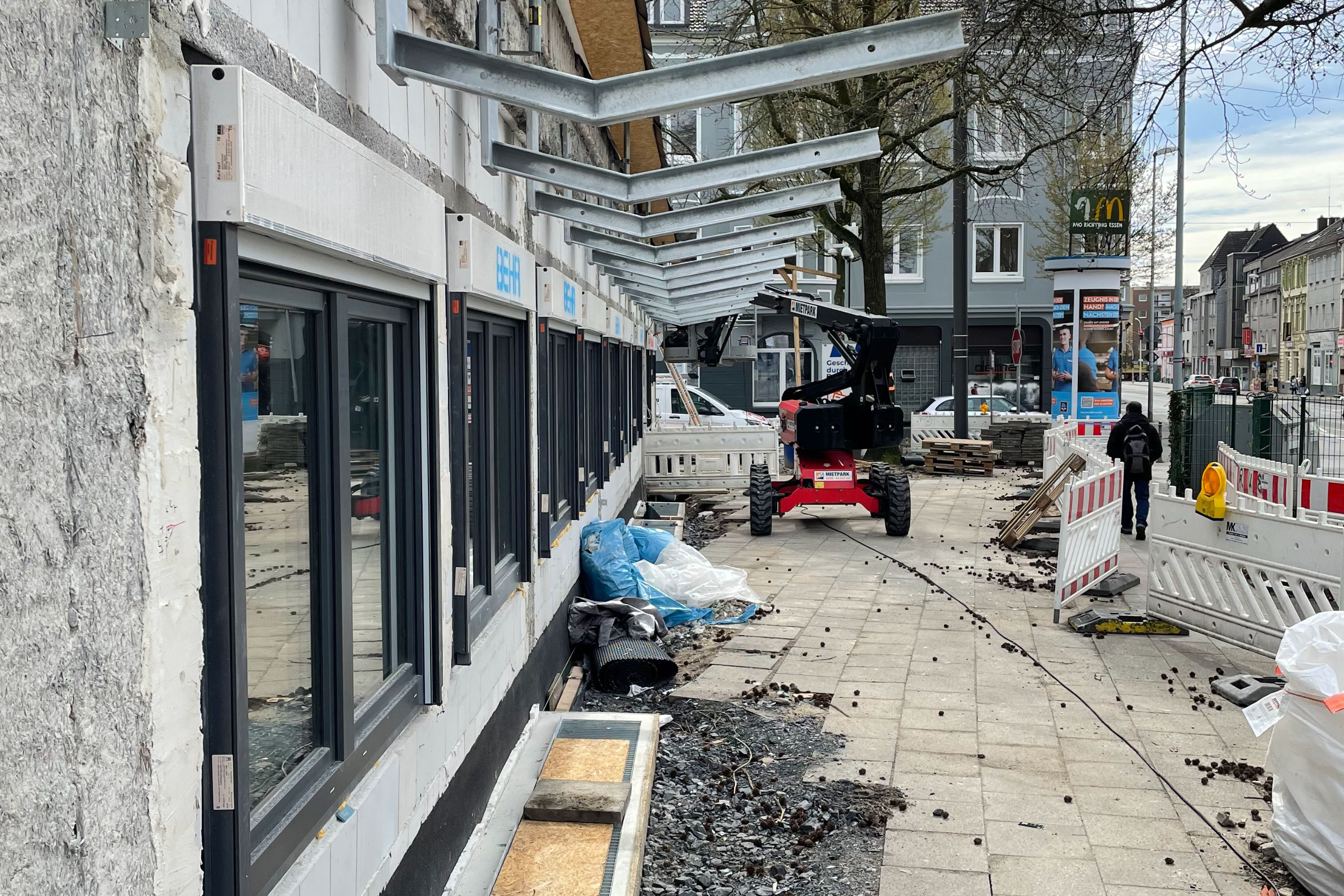 Montage der Unterkonstruktion des Vordaches