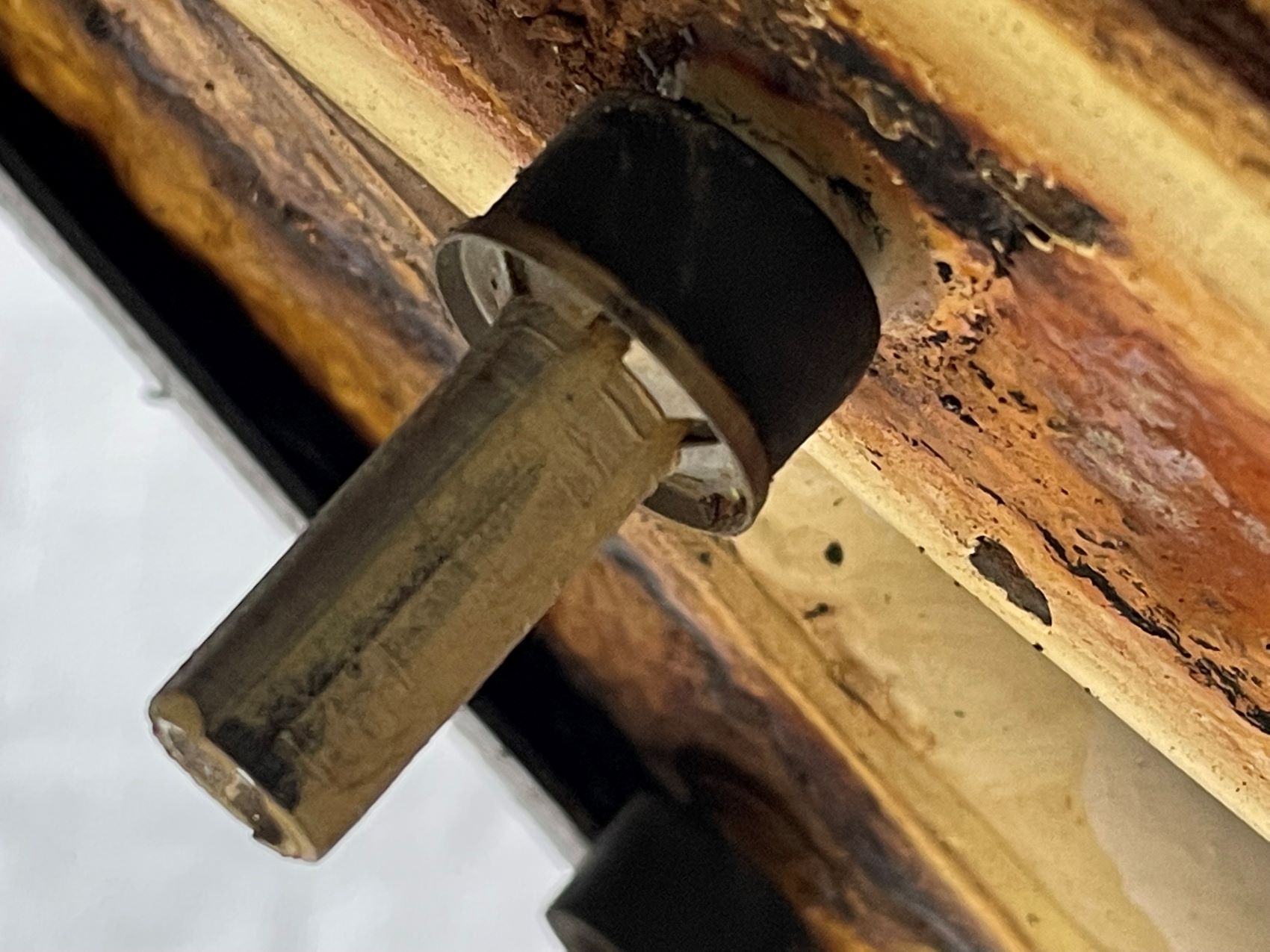 7 Korrosionsstelle am Glashaltebolzen