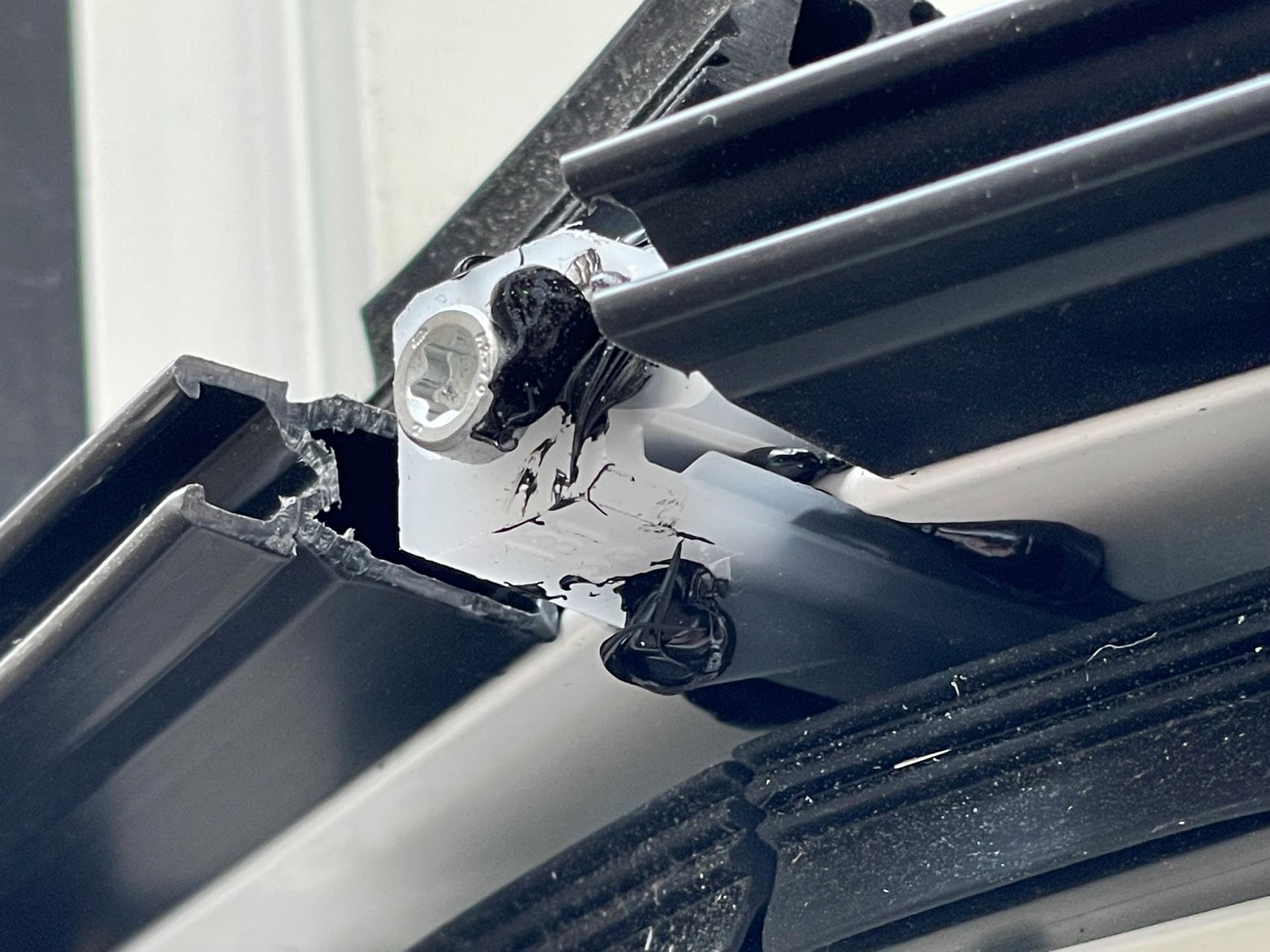 12 Detail der Aluminiumkonstruktion am Walm