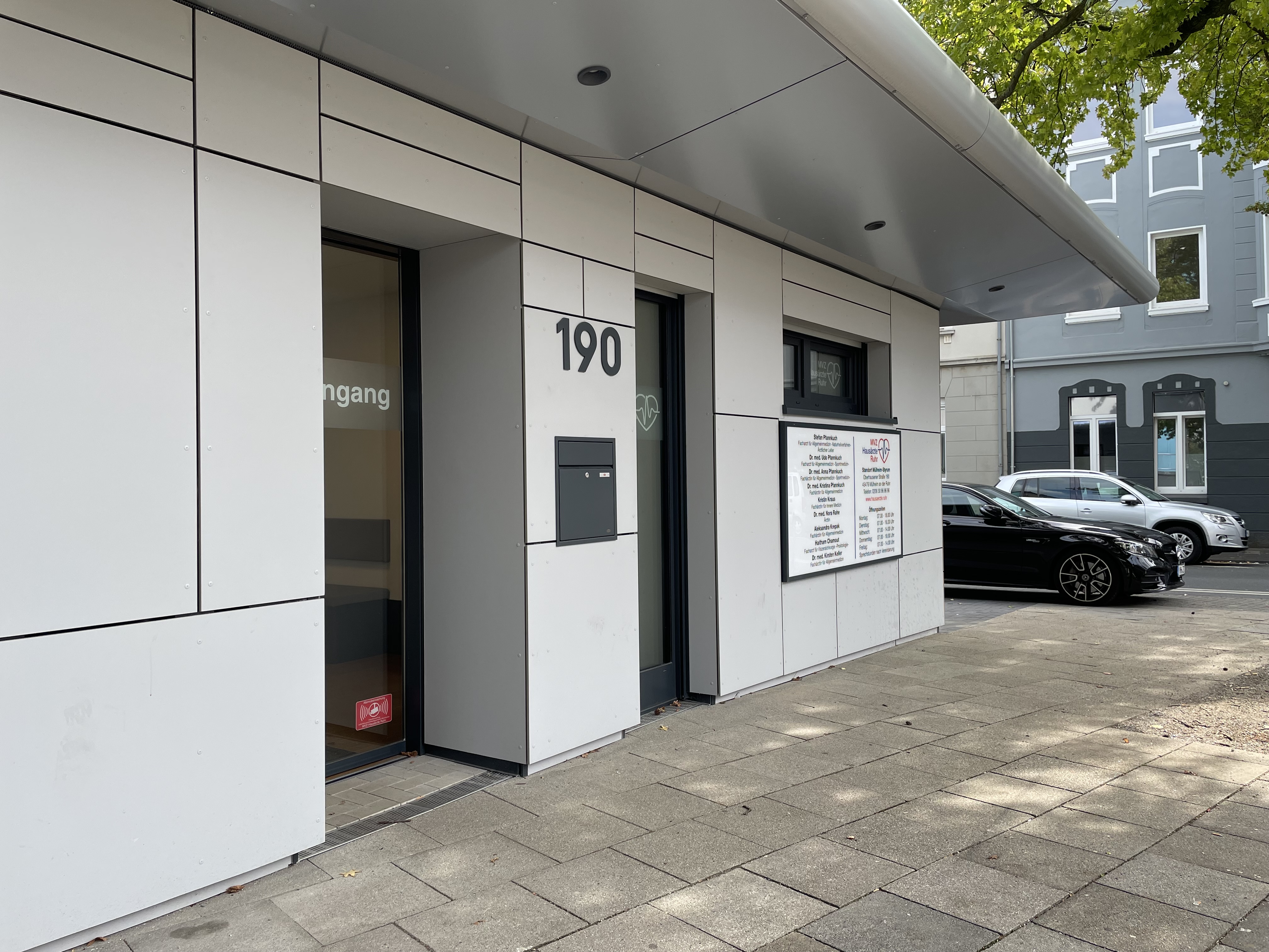 1 Eingang zum neuen Ärztezentrum in Mülheim