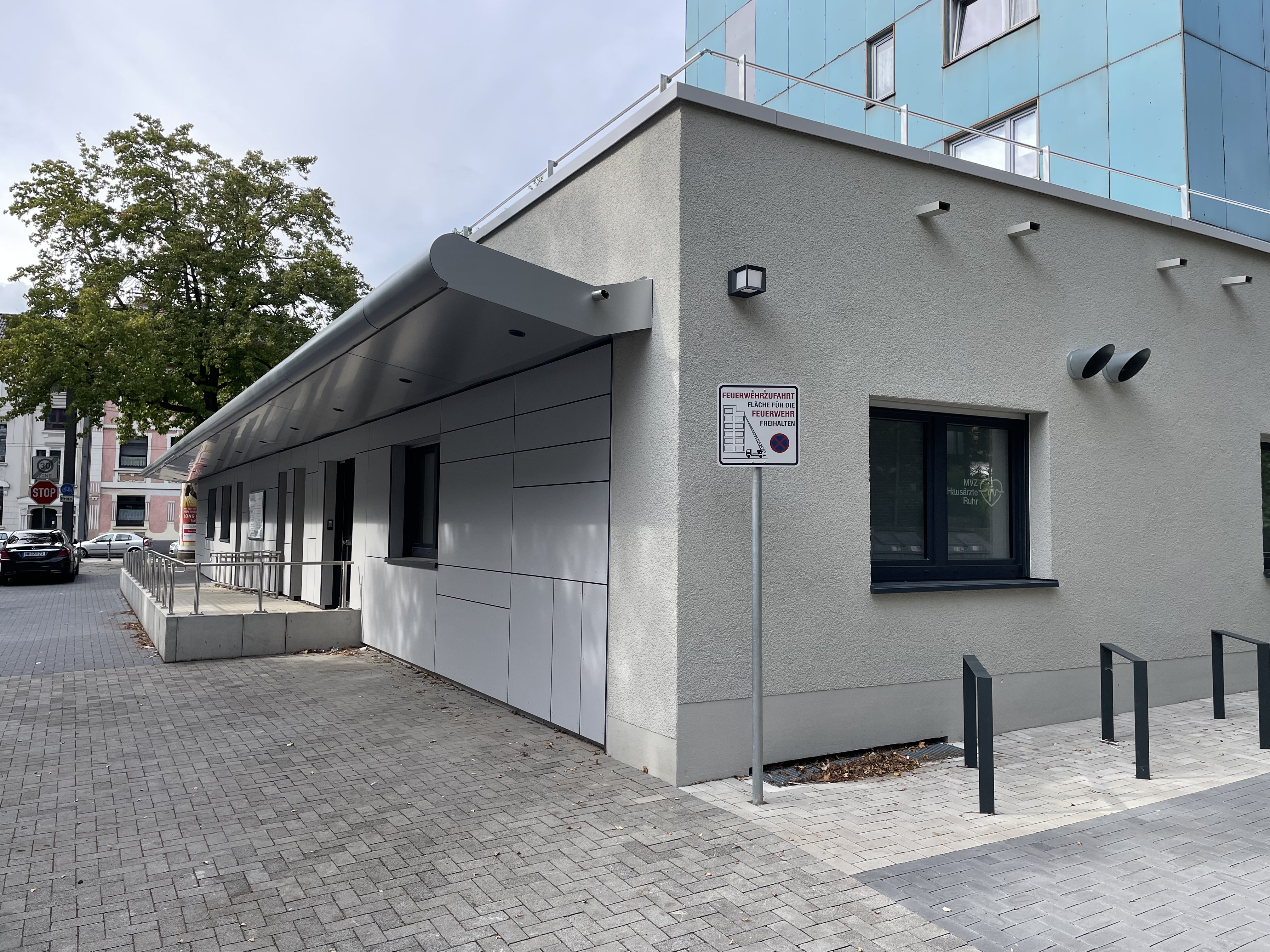 2 Blick auf Fassade und Vordach