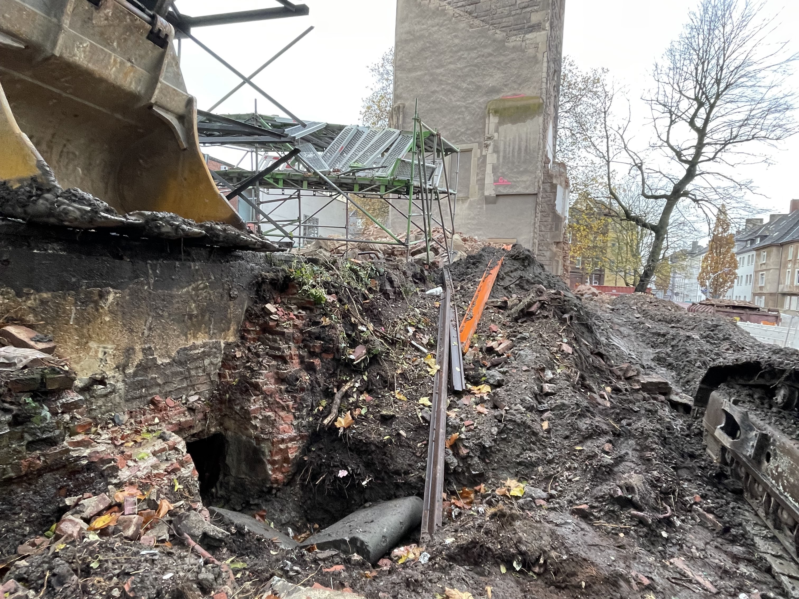 Lost Place Turm und Bunkereingang