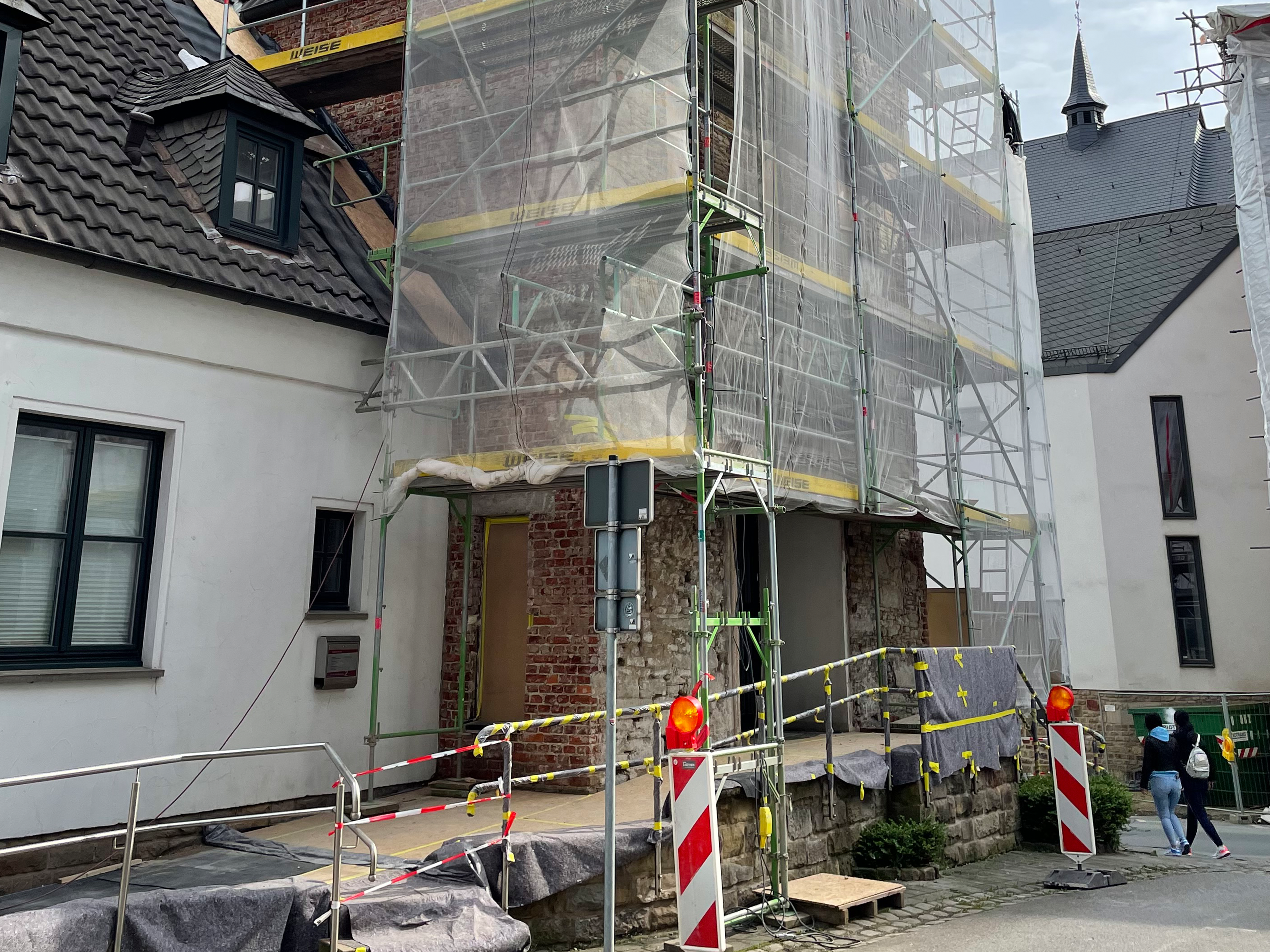 Bild 6 Westgiebel nach Entfernen des Putzes