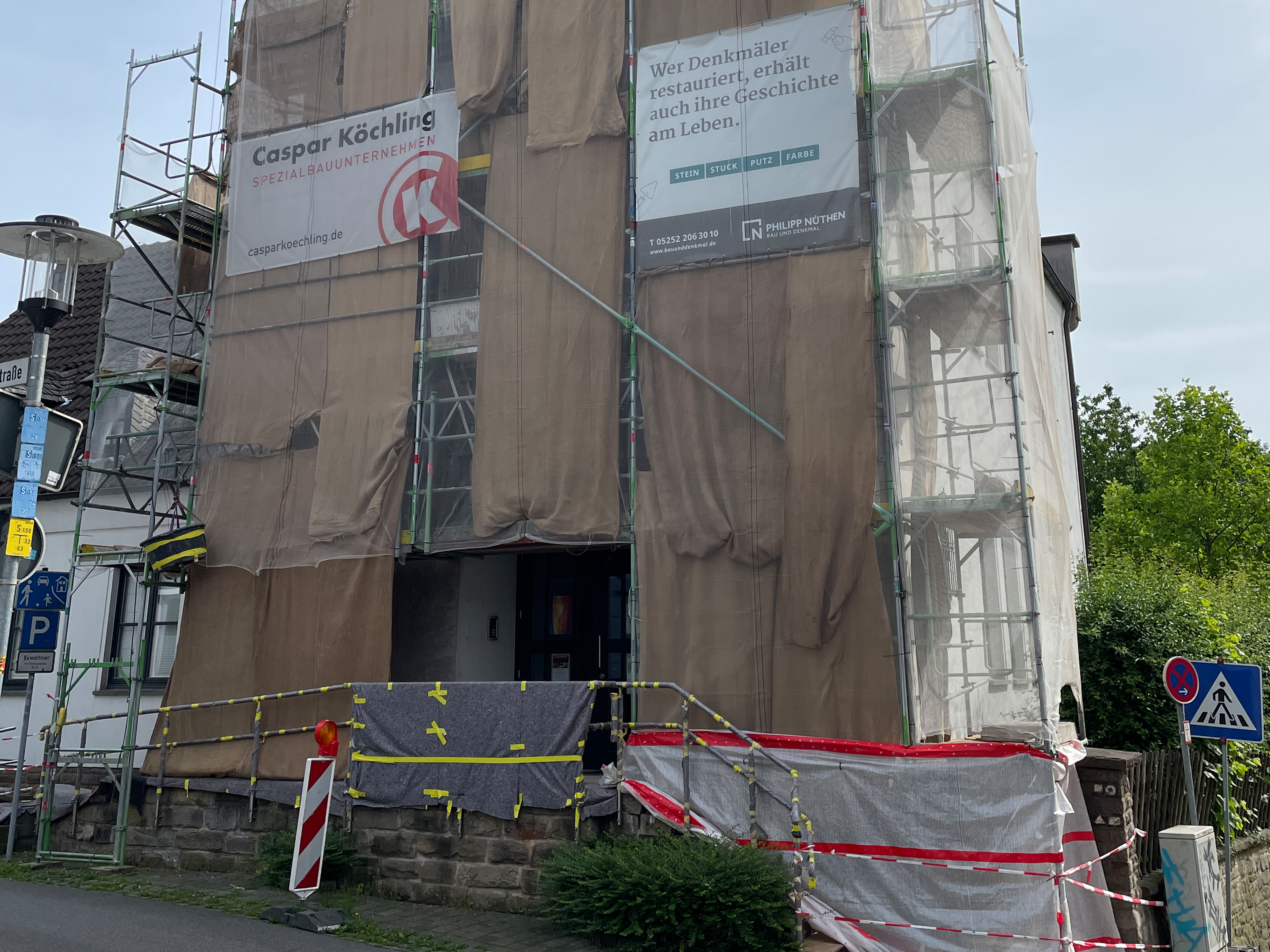 Bild 10 Nachbehandlung des frischen Putzes