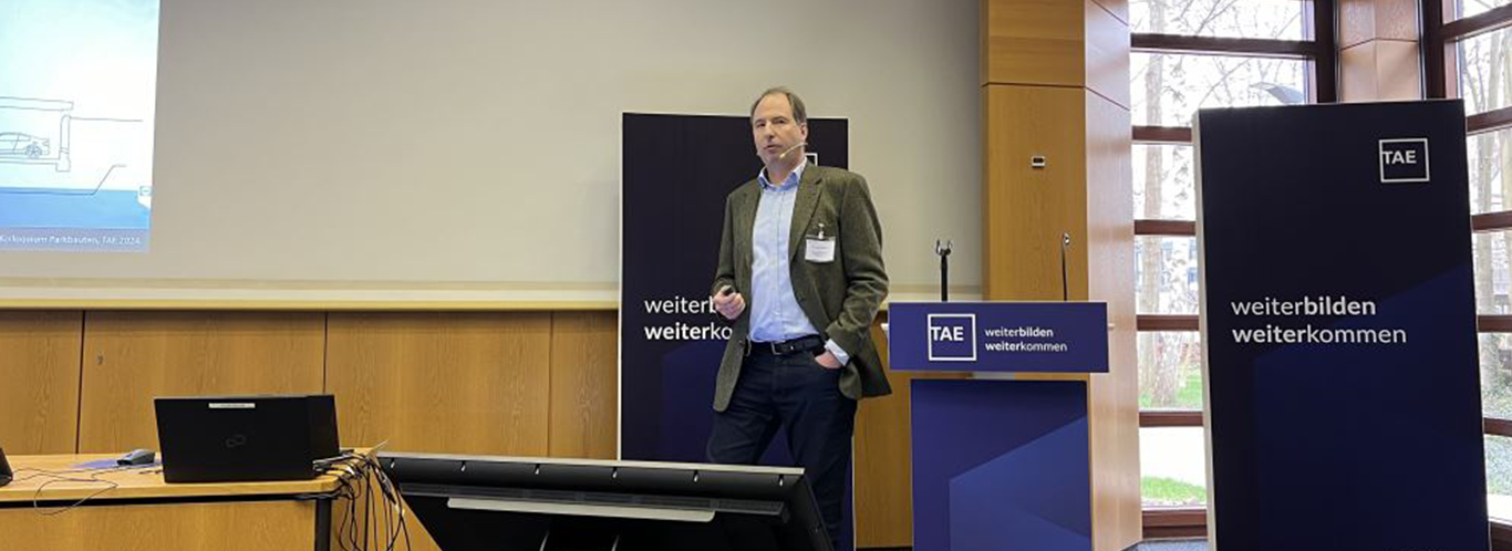 Titelbild Christoph Köchling beim 11. Kolloquium Parkbauten und bei der Landesgütegemeinschaft Beton