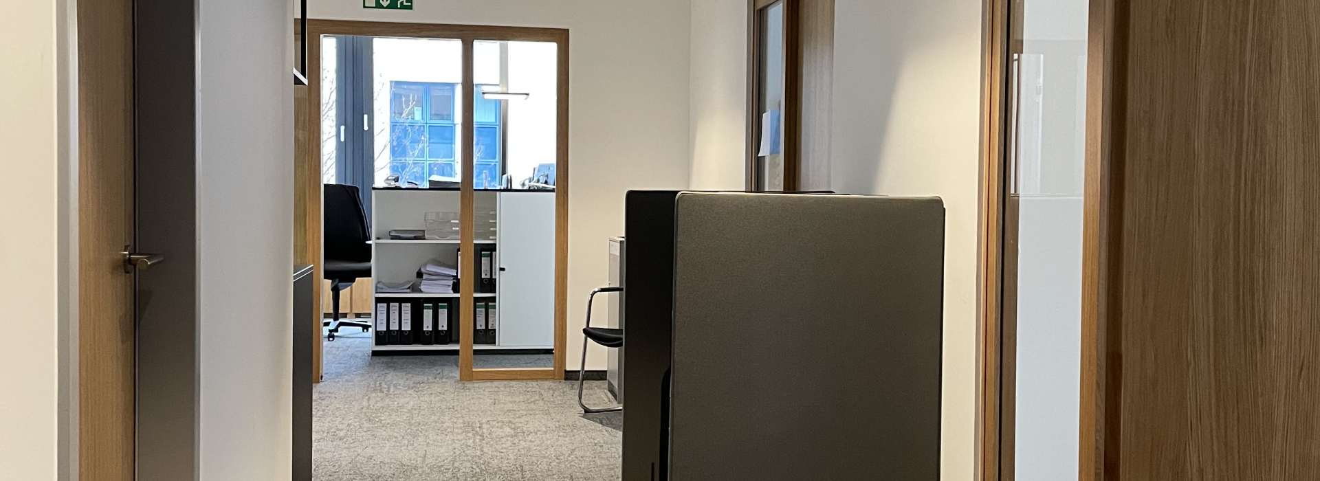 Titelfoto - Helle, lichtdurchflutete Flure und Büros